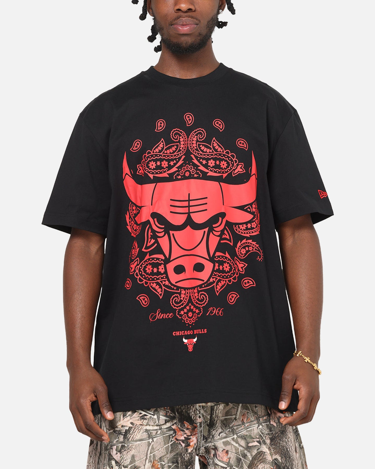 New Era Chicago Bulls Paisley Oversized T-Shirt Black